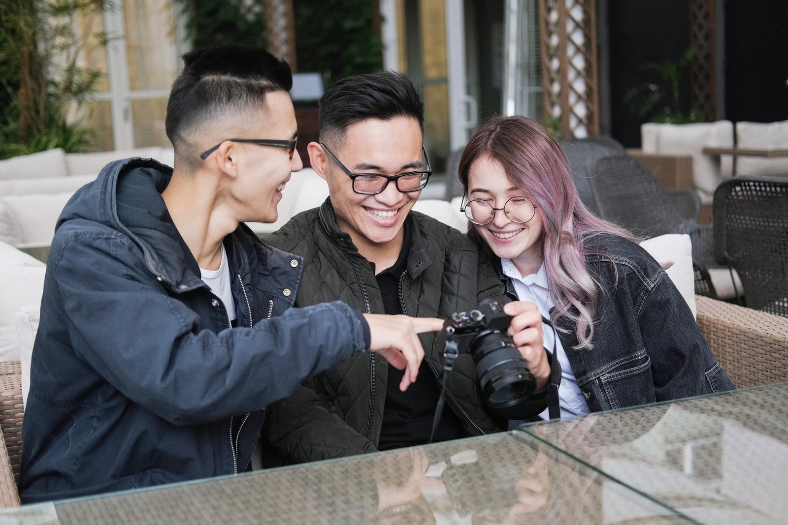 Fotógrafos compartiendo fotos en comunidad